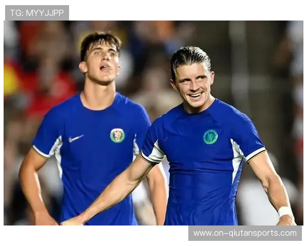 拉拉维亚抢球误坐场边球迷身旁，互动瞬间引爆社交媒体