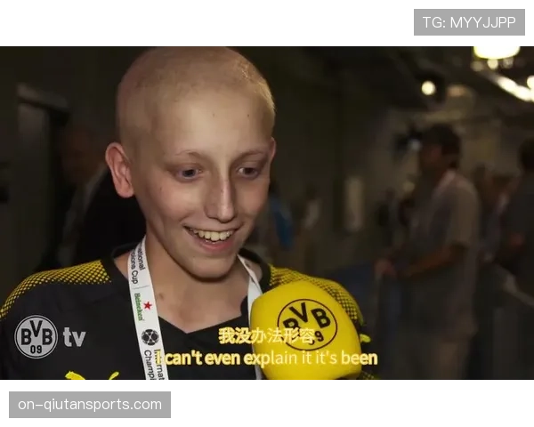 镜头记录:看台上一位多特蒙德小球迷在丢球后落泪